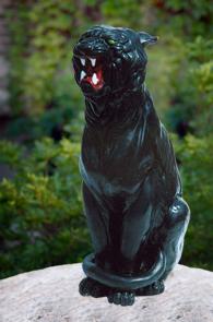 Декоративна статуя на пума в черно